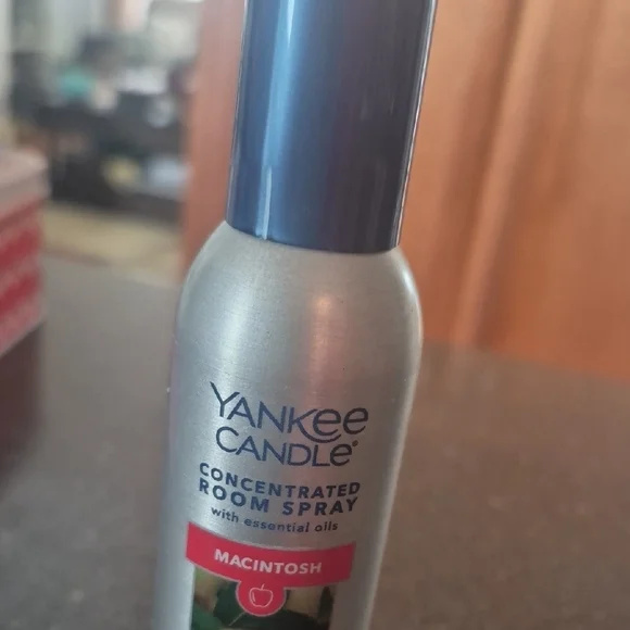 Yankee Candle Macintosh Scented Room Spray with Silver Bottle - Picture 2 of 9